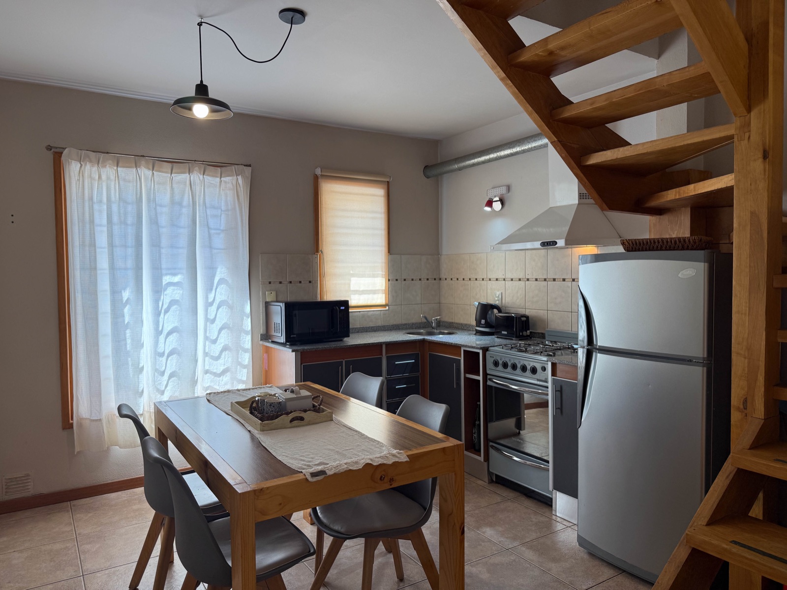 Cocina americana con escalera al segundo nivel