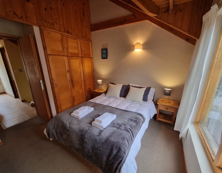 Dormitorio principal con cama matrimonial