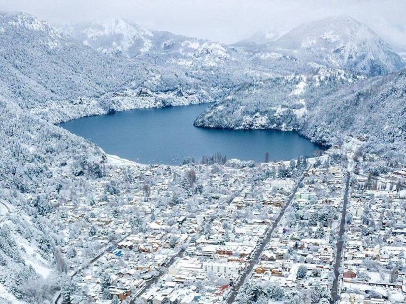 Vista aérea de San Martín de los Andes nevado con el Lago Lácar