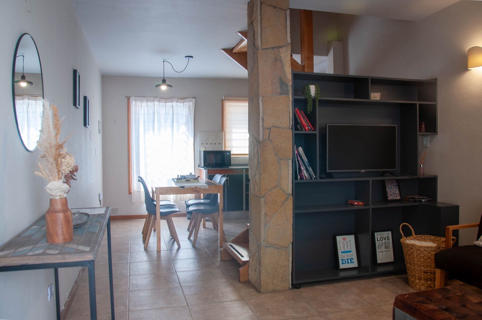 Living-comedor con biblioteca y escalera
